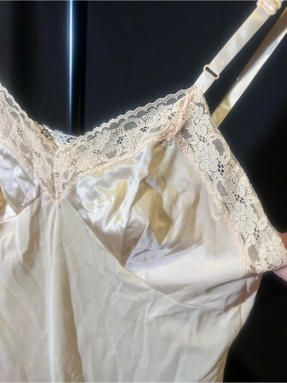 ✨ Vintage Vanity Fair Cream Silk Nylon Lace Trim Slip Dress 34